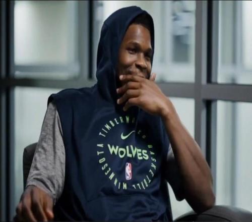 爱德华兹：我曾在比赛中偷拍了几张库里的照片，去tm的规定