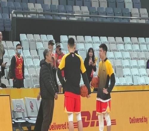 来考察谁男篮主帅郭士强现身广厦上海比赛现场