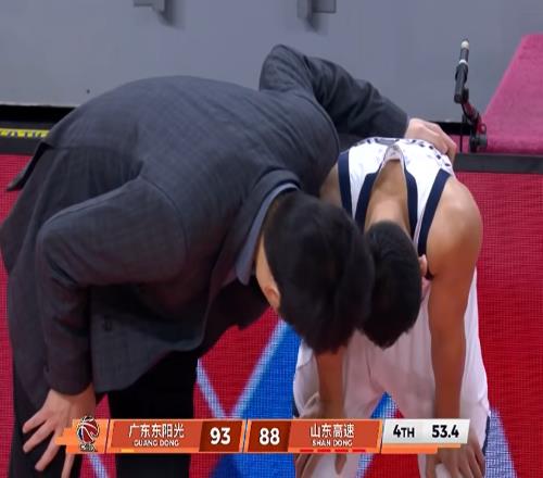 CBA温馨1幕！邱彪安慰6投0中的高诗岩，只有鼓励，没有指责