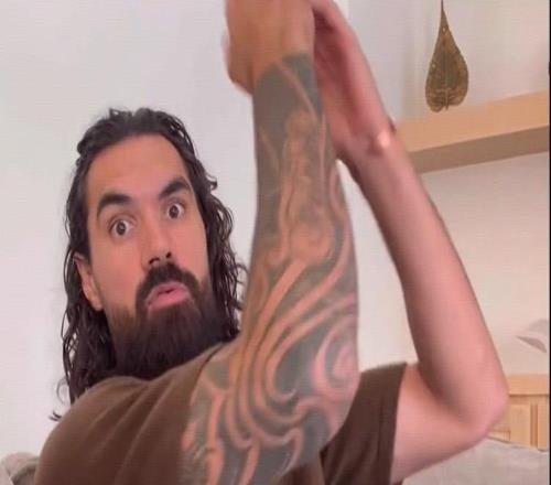 亚当斯：杨瀚森习惯先伸手所以易犯规提高防守是始终如一的