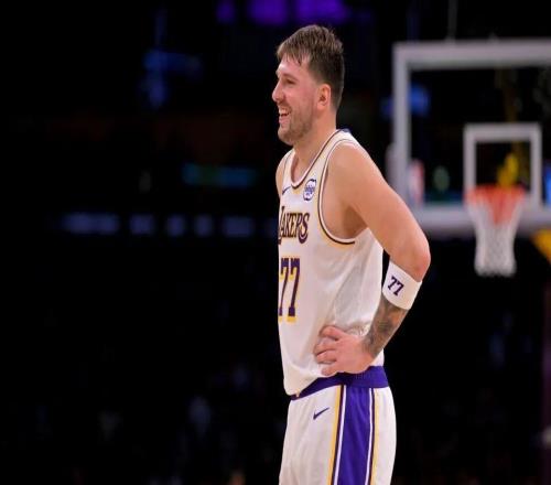 全明星爆冷！詹姆斯落后开拓者菜鸟7万票，20年统治时代终结