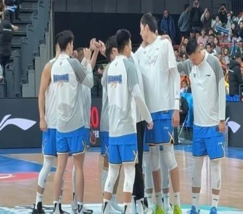 CBA榜首大战前瞻：曾凡博回归实力大增周琦赵睿PK胡金秋孙铭徽