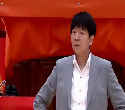 邱彪真能忍！鲍威尔9中1，垃圾时间仍铁，幸好第四外援已在谈！