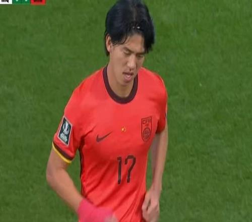 U23国足遭暴击！鲍世蒙8分钟闪退，抢断王出场，媒体人：因祸得福