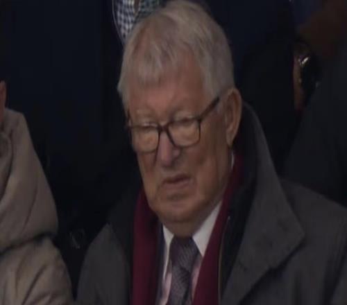 难掩失望，弗格森在老特拉福德的包厢内露出震惊表情