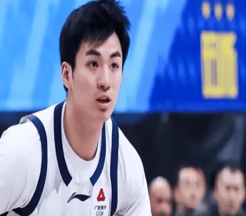 谁能想到，于德豪三分球6投5中，拿到17分，成为球队赢球功臣