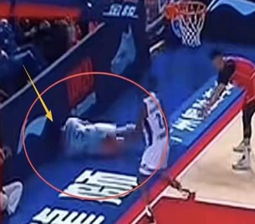 CBA广告牌再惹祸，导致球员受伤，球迷怒喷不专业只想赚钱