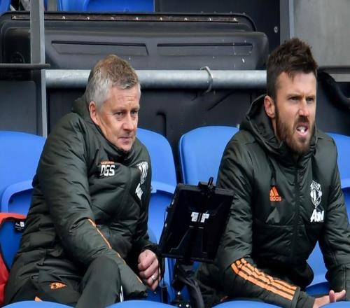 记者：比起索尔斯克亚二进宫，弗格森也更支持卡里克