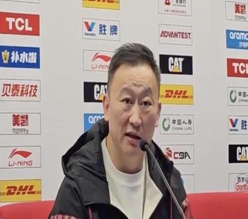 刘维伟：球队内线太缺人米奇一直在坚持，我确实没什么好办法