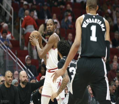 马刺逆转火箭，杜兰特空砍24分，一战看清5个现实：文班是个怪兽