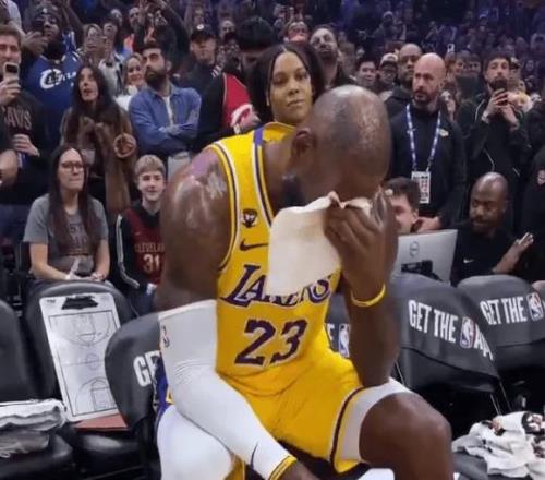 骑士主场致敬詹姆斯，詹姆斯泪洒赛场，他真的被感动了！