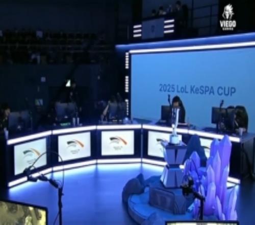 急了比赛暂停后Kanavi险些冲到DK选手方被工作人员拽回