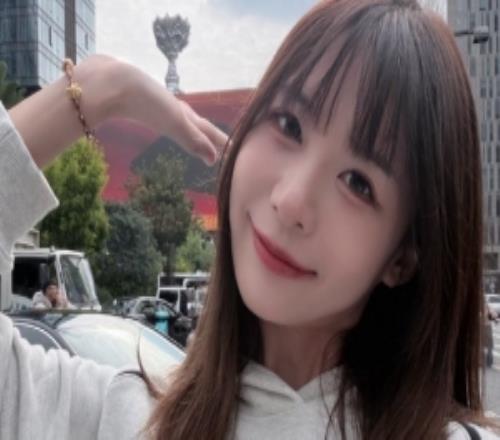 解说瞳夕晒日常照：满满的英雄联盟氛围感