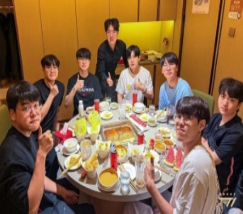 T1官方晒照：全队聚餐中