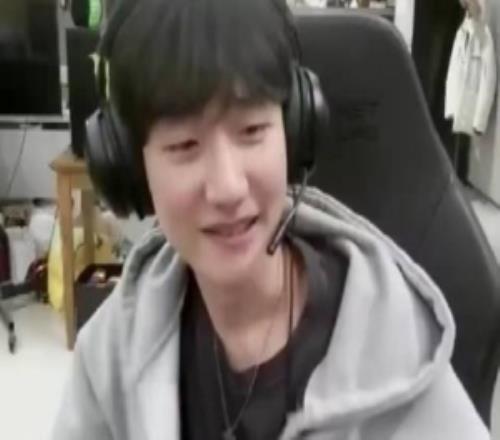 Peanut直播向观众粉丝告别：职业选手韩旺乎跟大家道别辛苦了！