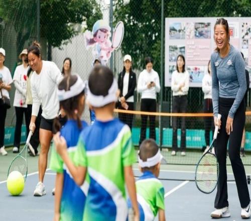 广网双打球员走进南沙区第三幼儿园,化身“启蒙教练”