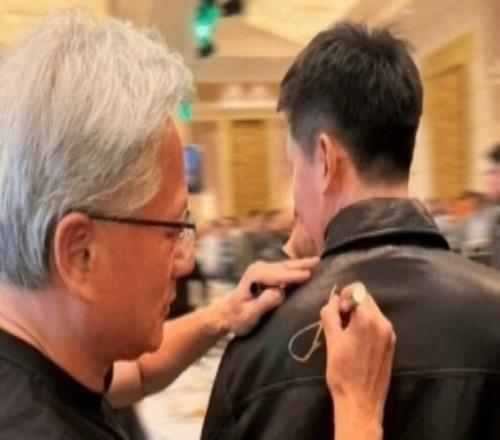 英伟达员工晒年会最牛年终奖：黄仁勋亲笔签名的皮衣