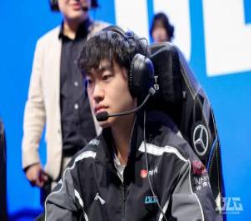 笑嘻了！BLG超话热议左手续约两年：叔叔到底给了多少要在BLG退役了吧