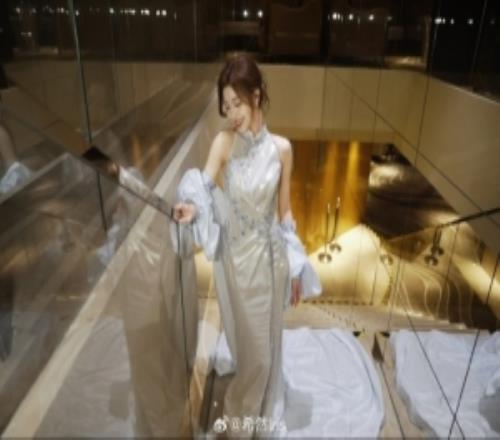 主持人希然晒照：映雪