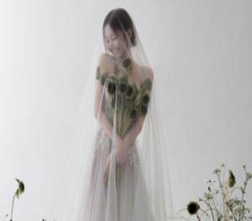 我也是你粉丝LCK美女主持尹秀彬下个月7号结婚对象为大三岁的粉丝