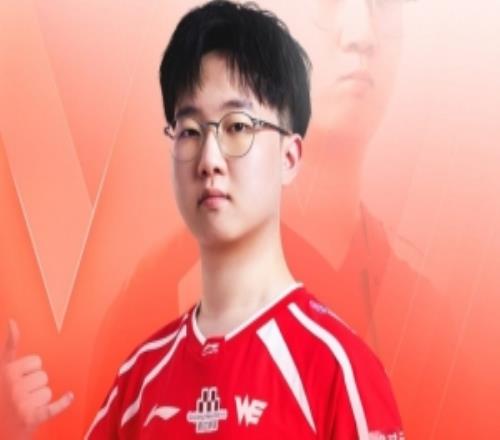 WE祝贺Karis出道LPL一周年：中路执阵峡谷留痕前行不辍战终章