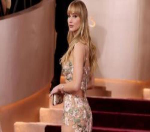 服装极致吸睛！奥斯卡影后大表姐詹妮弗劳伦斯亮相2026金球奖