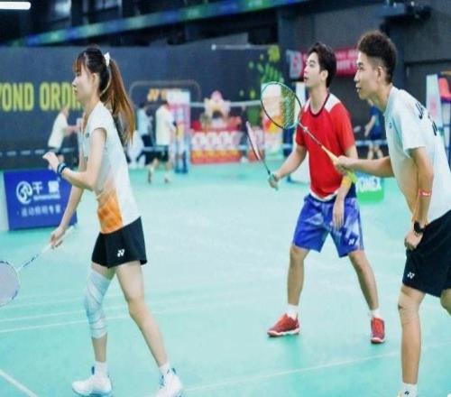 三人成行，无界竞技！“翎跃山海”羽毛球巡回赛广州站举行