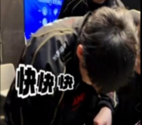 JDG分享队员整活视频：快帮我们看看口袋里面抓到了什么