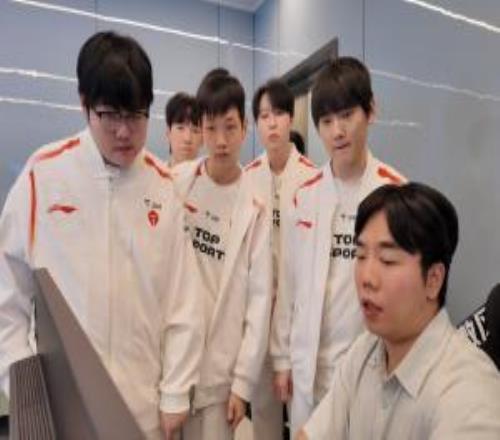 Homme：TES是一支对线落后就很难翻盘的队伍，所以我倾向选择前期阵容