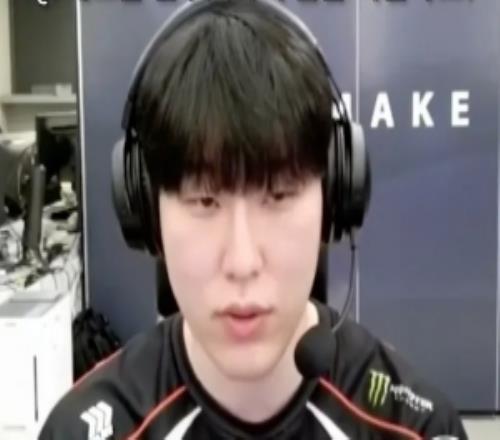 Zeka：队友们各自都有优缺点和打法风格，正在调节一致