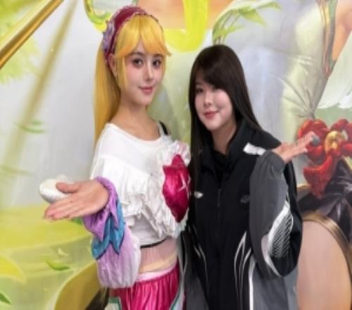 英文流解说Mayumi晒照：谢谢成都的热情招待认识大家太开心啦