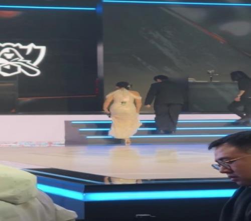 现场媒体分享抽签嘉宾姿态下台视频：走向后台的腿都在颤抖