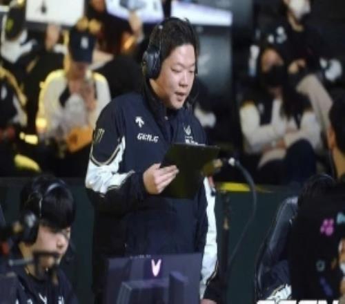韩媒：对方持续邀约后，KIM监督与LPL战队签订一年合约