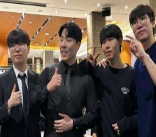 Lehends更新和KiinRulerhelper合照：恭喜结婚