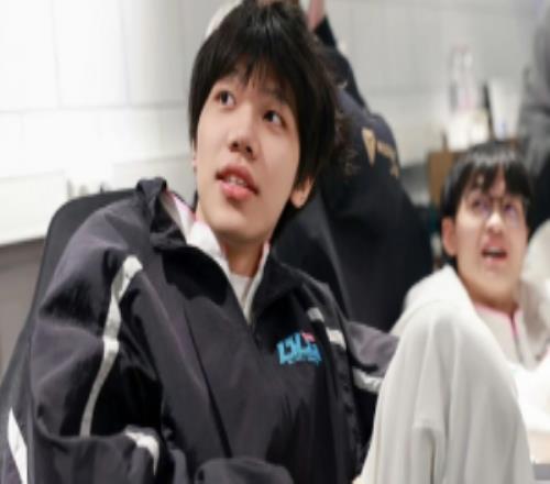 明年能再聚首吗ON被淘汰后回到酒店和Xun玩起了大乱斗