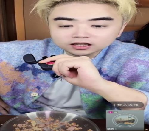 朱开：Light明年不打了我自己问的他他平时都是喊我师父的